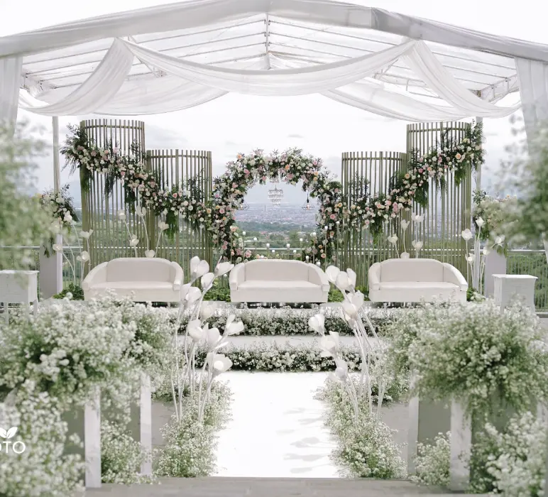 Romantic Semi-Outdoor Wedding at Swiss-Belresort Dago Heritage