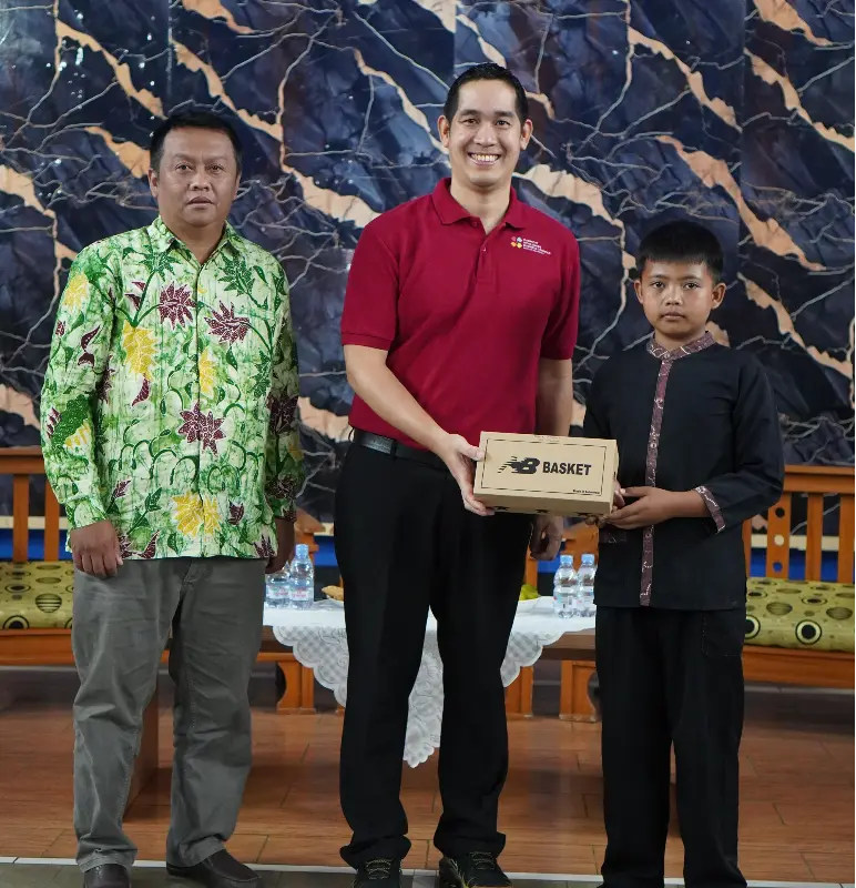 Marriott Indonesia Bandung Cluster Brings Joy Through “Shoes to School”