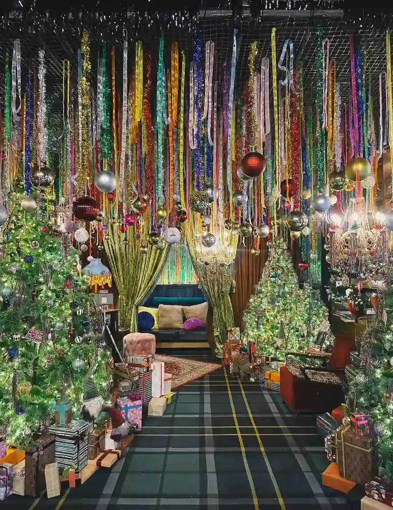 Glowing christmas decor in Gormeteria