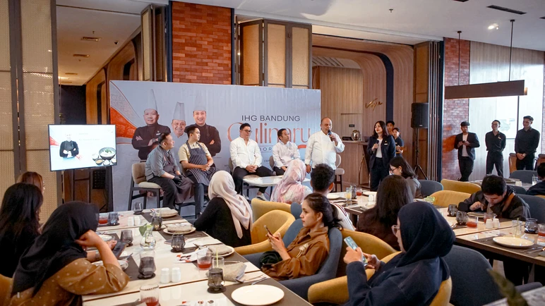 Chefs presenting each dishes