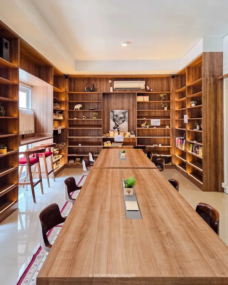 Menel Cafe & Books