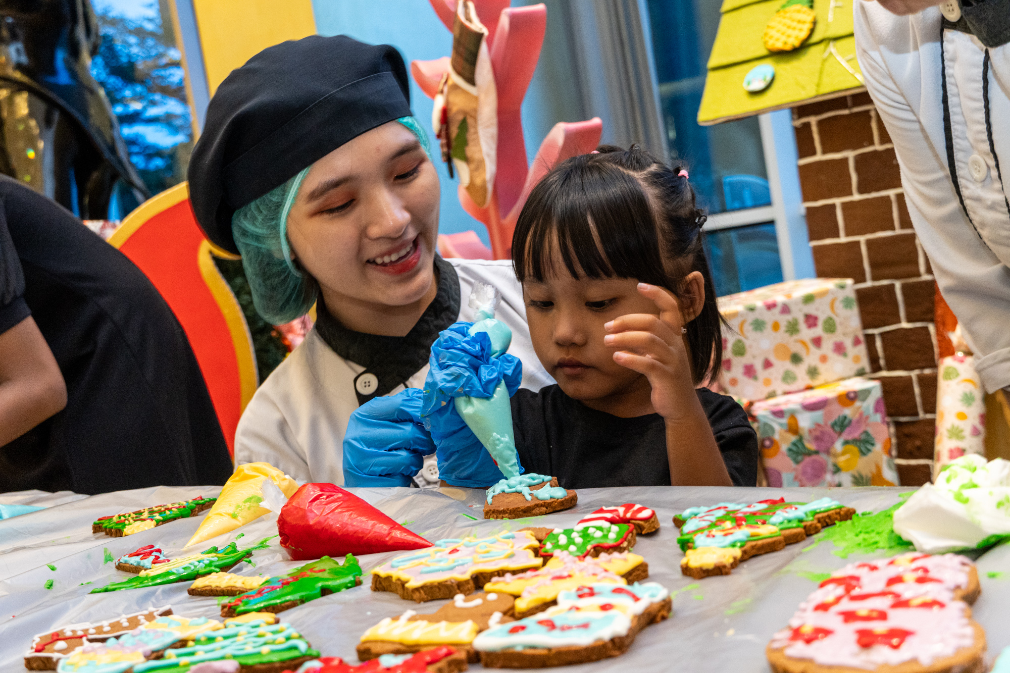 CIPUTRA WORLD SURABAYA HOTEL CELEBRATES CHRISTMAS WITH ORPHANAGE CHILDREN BY DECORATING GINGERBREAD HOUSES & CHRISTMAS TREE LIGHTING CEREMONY