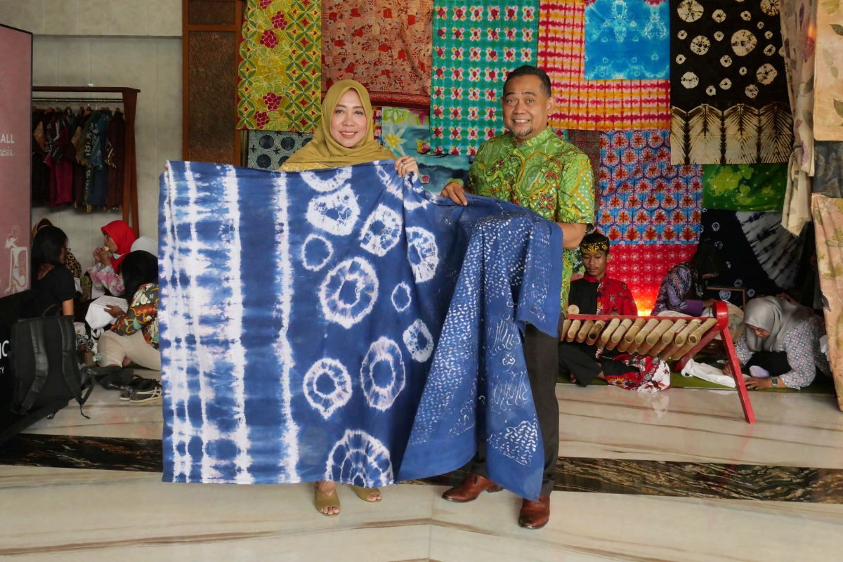 Mövenpick Hotel Surabaya City and ISIK Showcase Beras Wutah Batik on Reusable Linen