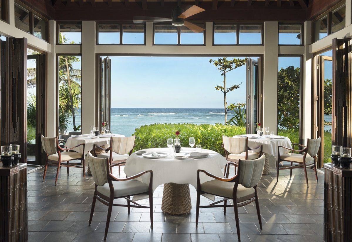 Dining_by_The_Sea_at_The_Ritz-Carlton_Bali