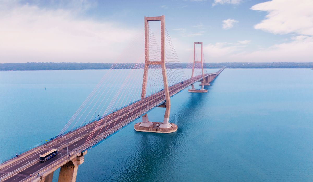 Crossing Suramadu Bridge for Bebek Sinjay