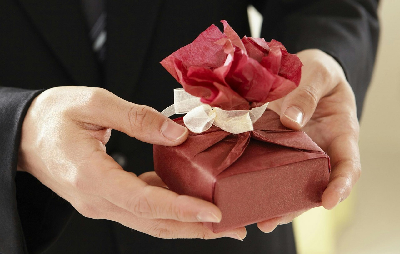 Man holding a gift box