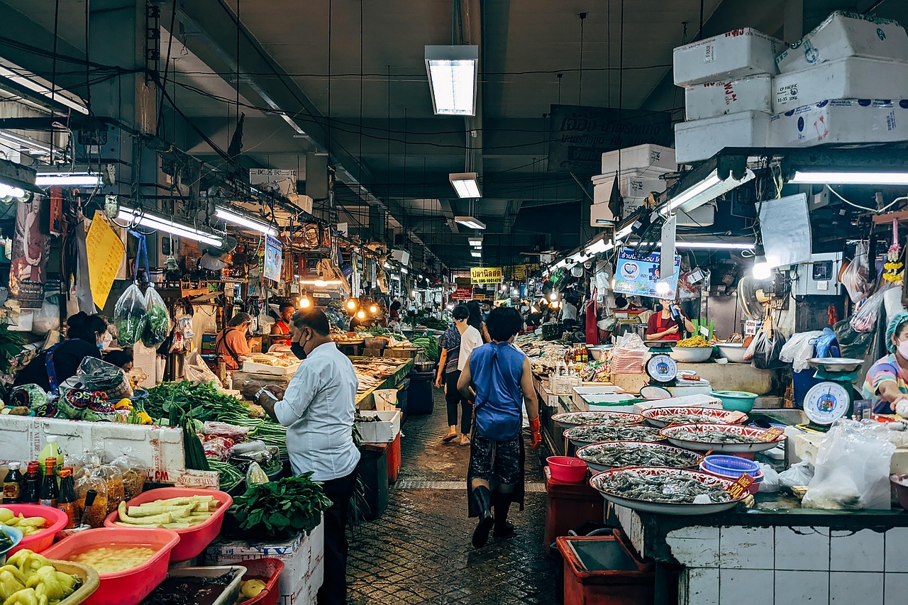 people_shopping_at_traditional_market