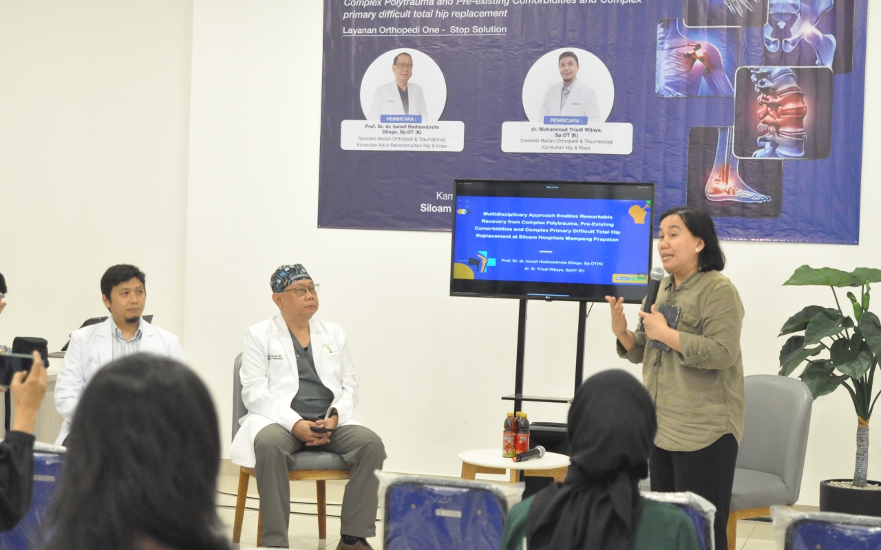 Dr.dr. Wahyuni Dian Purwati, Sp.EM, (Direktur Siloam Hospitals Mampang), Prof. Dr. dr. Ismail Hadisoebroto Dilogo SpOT(K) Pelvic, Hip and Knee.dan dr. M Triadi Wijaya SpOT(K)