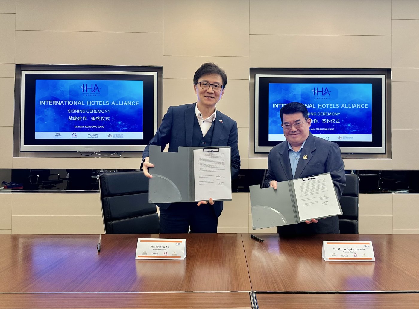 Omega Hotel Management, an Indonesian hotel management company, signed an International Hotels Alliance agreement with Gloria Hotels & Resort China, Tang’s Living Group Hong Kong and Ion Delemen Hospitality Malaysia in Hong Kong