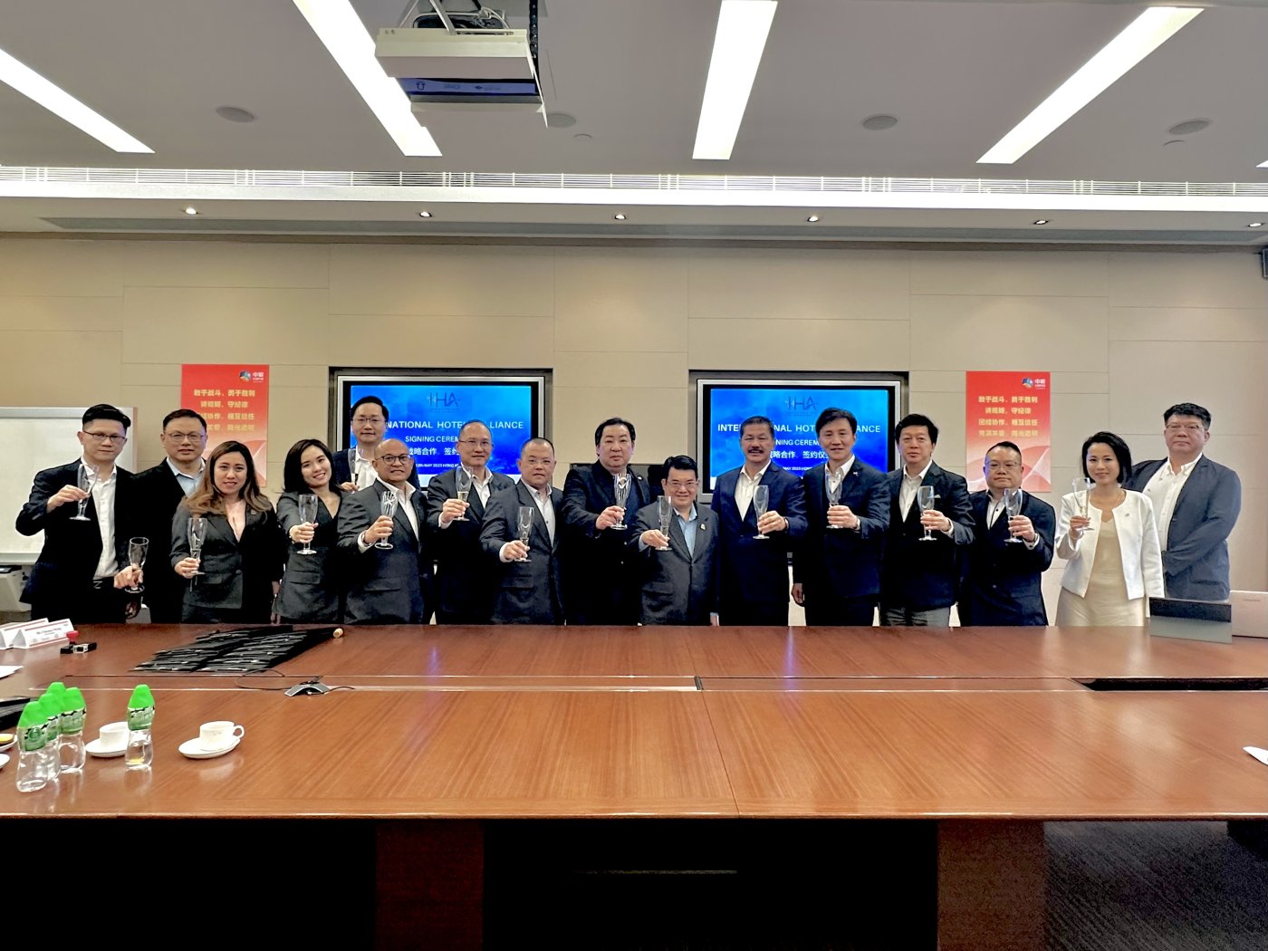 Omega Hotel Management, an Indonesian hotel management company, signed an International Hotels Alliance agreement with Gloria Hotels & Resort China, Tang’s Living Group Hong Kong and Ion Delemen Hospitality Malaysia in Hong Kong