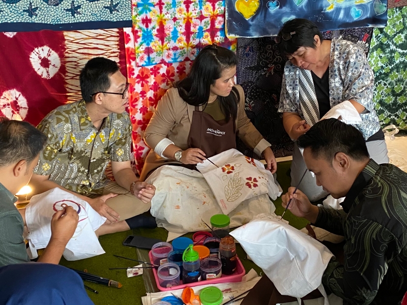 Mövenpick Hotel Surabaya City and ISIK Showcase Beras Wutah Batik on Reusable Linen