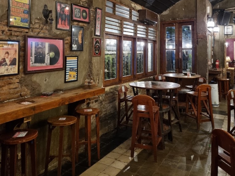 Dive into Surabaya’s Bars & Lounges for a Lively Night Out