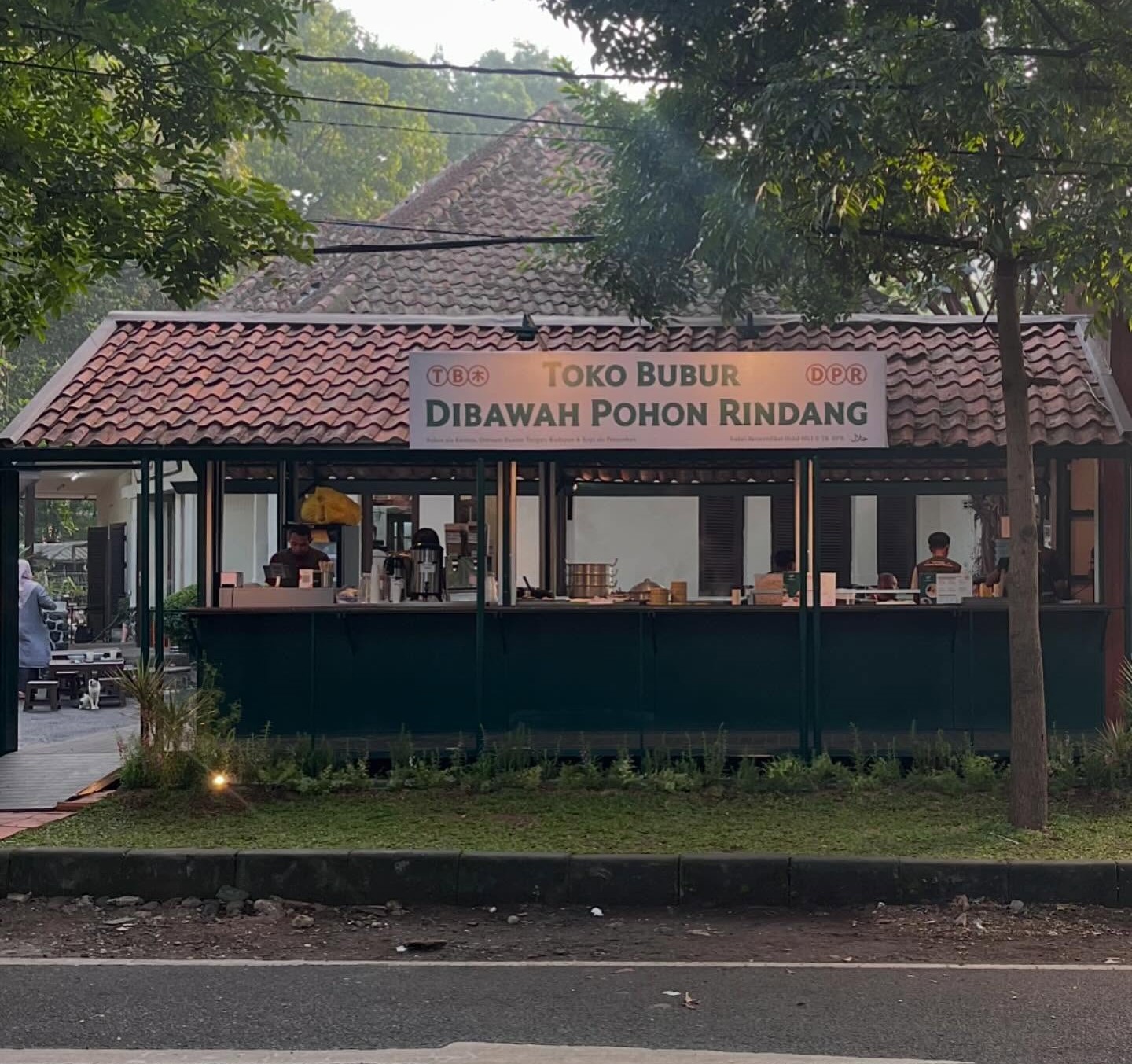 Toko Bubur Di Bawah Pohon RIndang