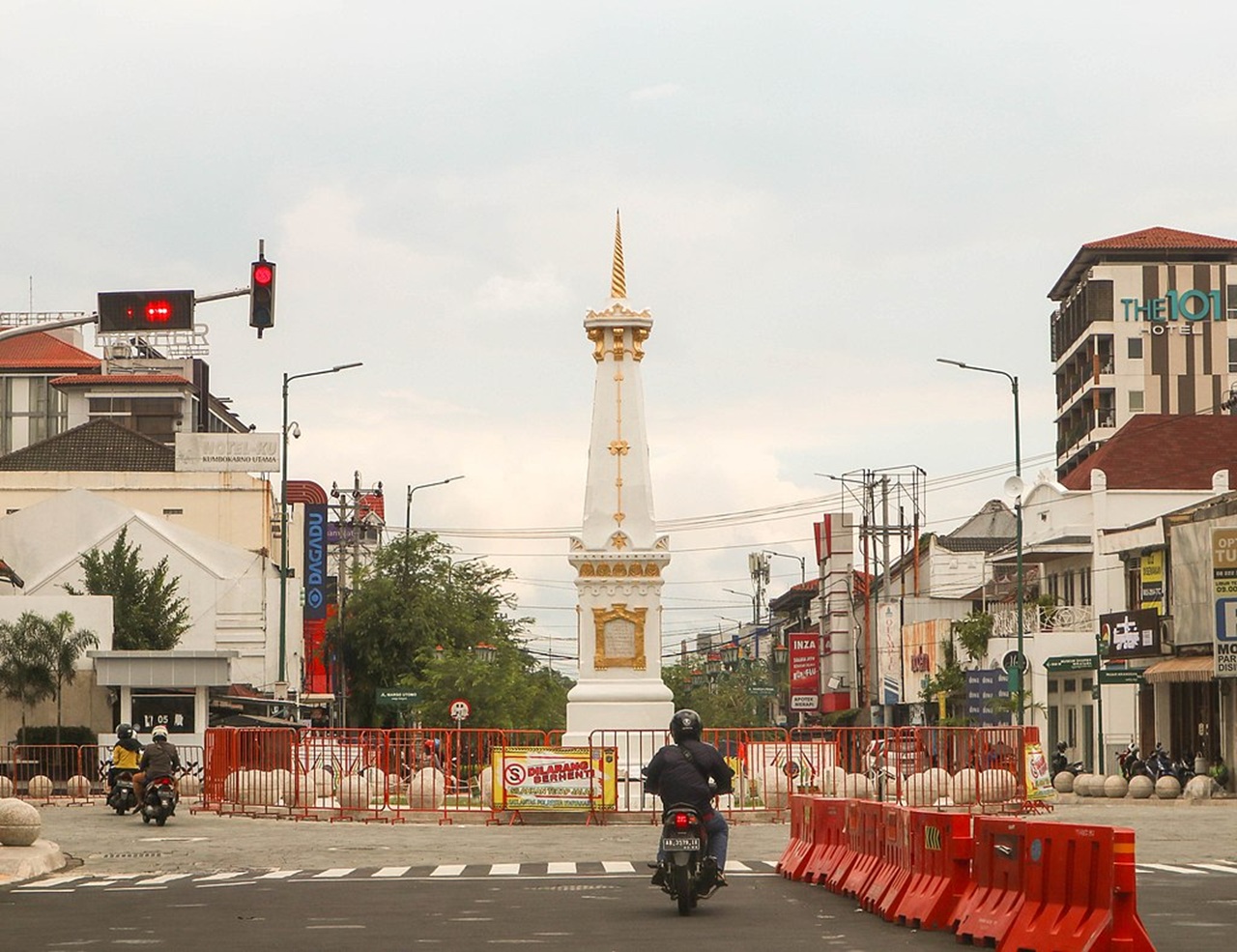 traffic_at_tugu_jogja