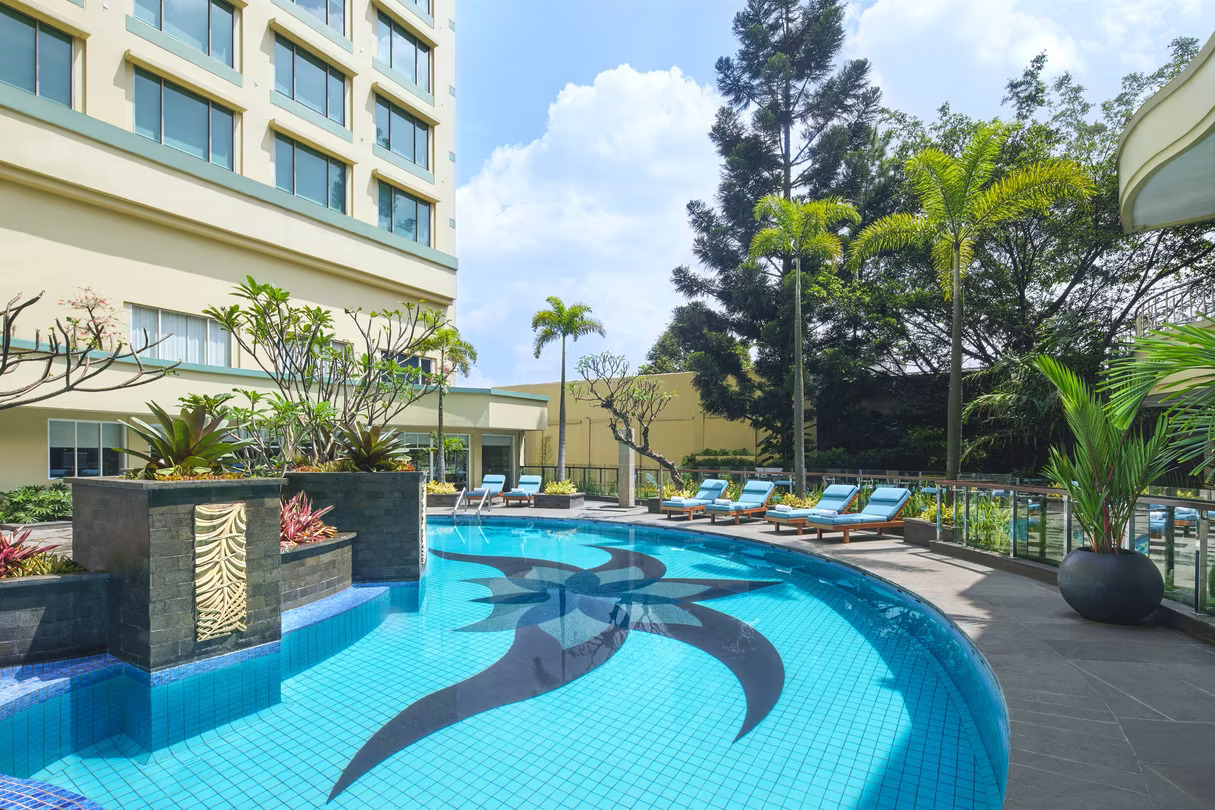 Swimming Pool at Courtyard by Mariott Dago