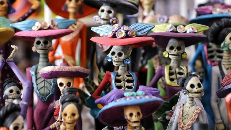 Unfolding Día de los Muertos: Reuniting Living and Dead