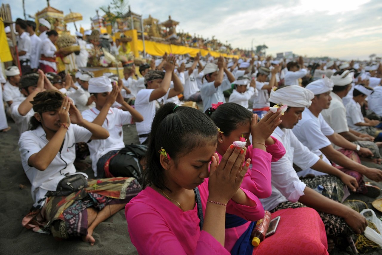 nyepi praying