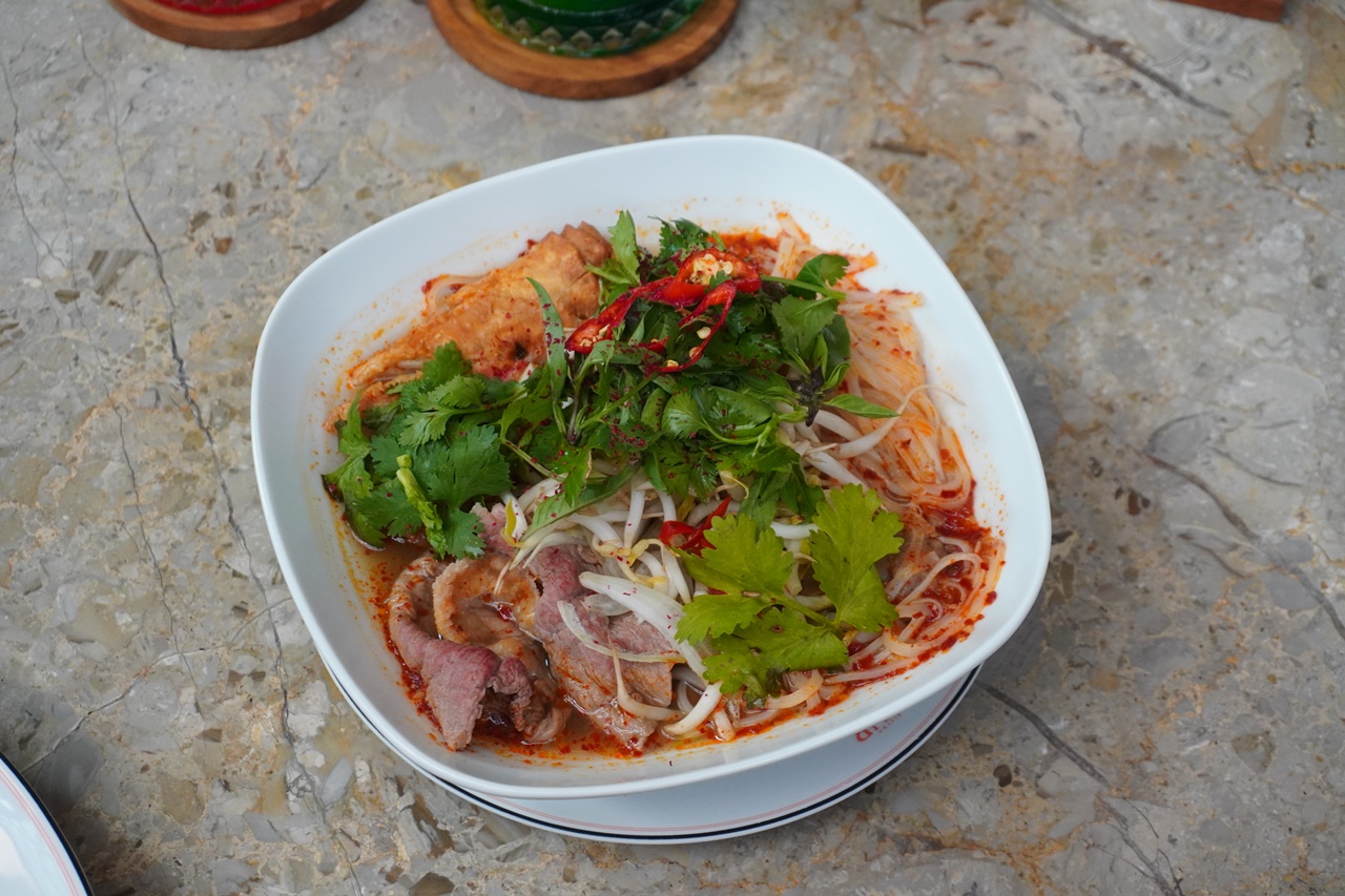 spicy vietnamese noodle soup
