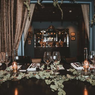 Restaurant for family dinner, img credit: pexels