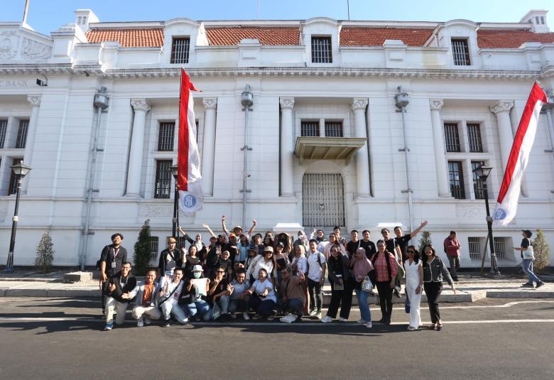 Himpunan Humas Hotel Surabaya and Indonesian Photojournalists Hold Street Photography Workshop in Kota Lama Surabaya