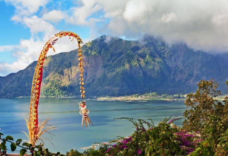 Sway, Majestic Arch:  Unveiling the Splendor of Balinese Penjor