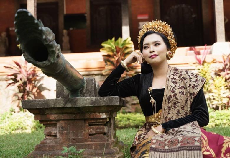 Endek: Bali's Vibrant Woven Heritage and Its Journey Through Time