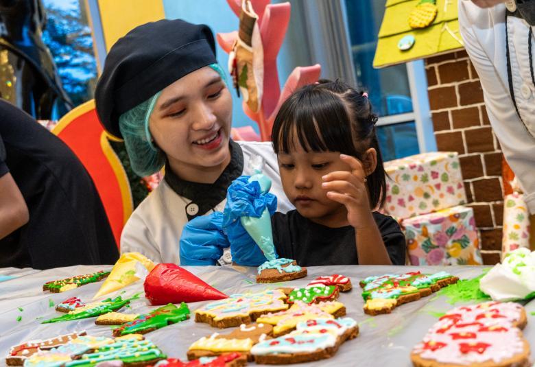 CIPUTRA WORLD SURABAYA HOTEL CELEBRATES CHRISTMAS WITH ORPHANAGE CHILDREN BY DECORATING GINGERBREAD HOUSES & CHRISTMAS TREE LIGHTING CEREMONY