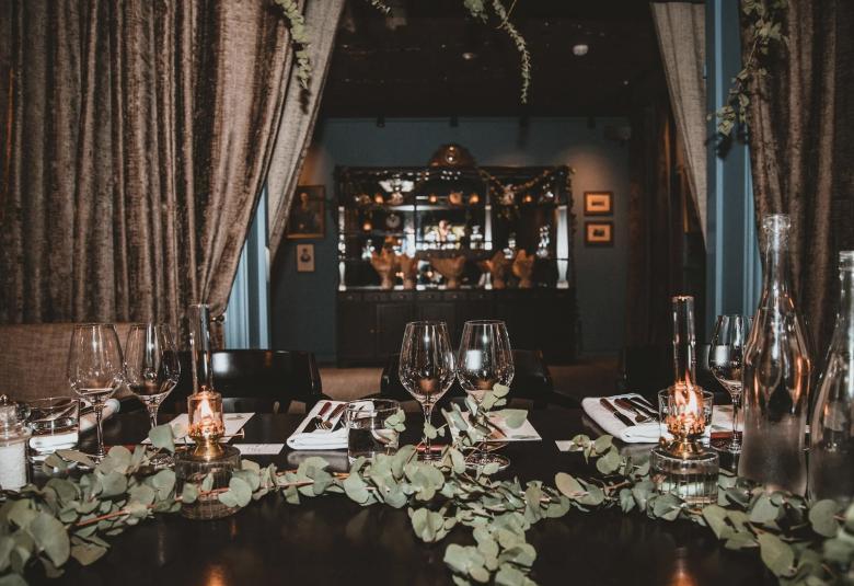 Restaurant for family dinner, img credit: pexels