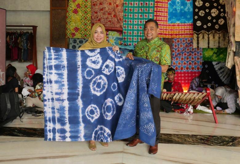 Mövenpick Hotel Surabaya City and ISIK Showcase Beras Wutah Batik on Reusable Linen