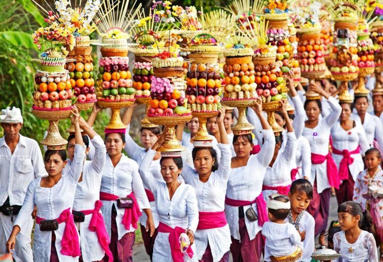 Gebogan: Balinese Vibrant Offering For God (Photo credit: palm-living.com)