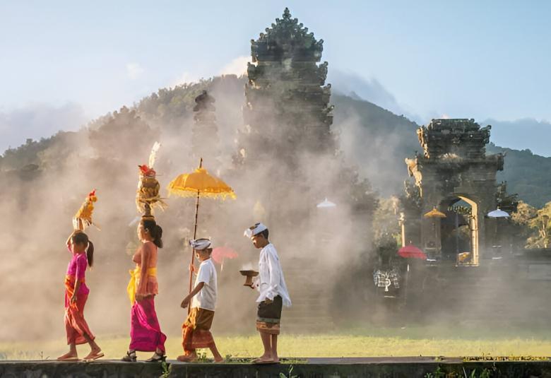 Why Is Bali Called the 'Island of 1000 Temples'?