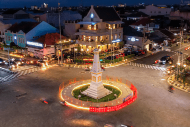 tugu_jogja_at_night