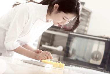 SBCo Collaborates with Korean Pastry Chef to Present Exquisite Petit Gateaux at JW Marriott Surabaya