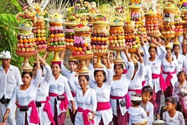Gebogan: Balinese Vibrant Offering For God (Photo credit: palm-living.com)