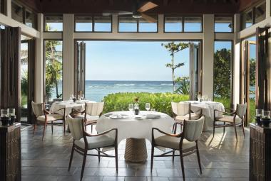 Dining_by_The_Sea_at_The_Ritz-Carlton_Bali